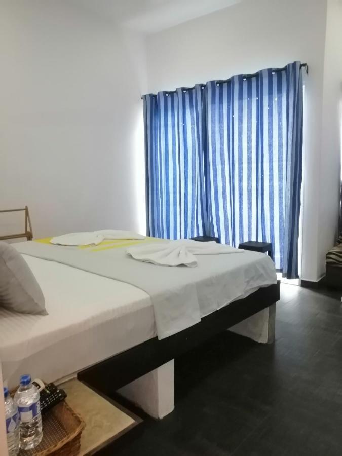 Le Petit Hotel & Restaurant Negombo Buitenkant foto