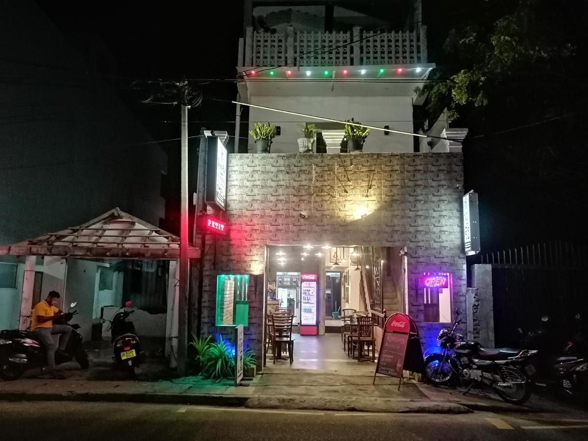 Le Petit Hotel & Restaurant Negombo Buitenkant foto