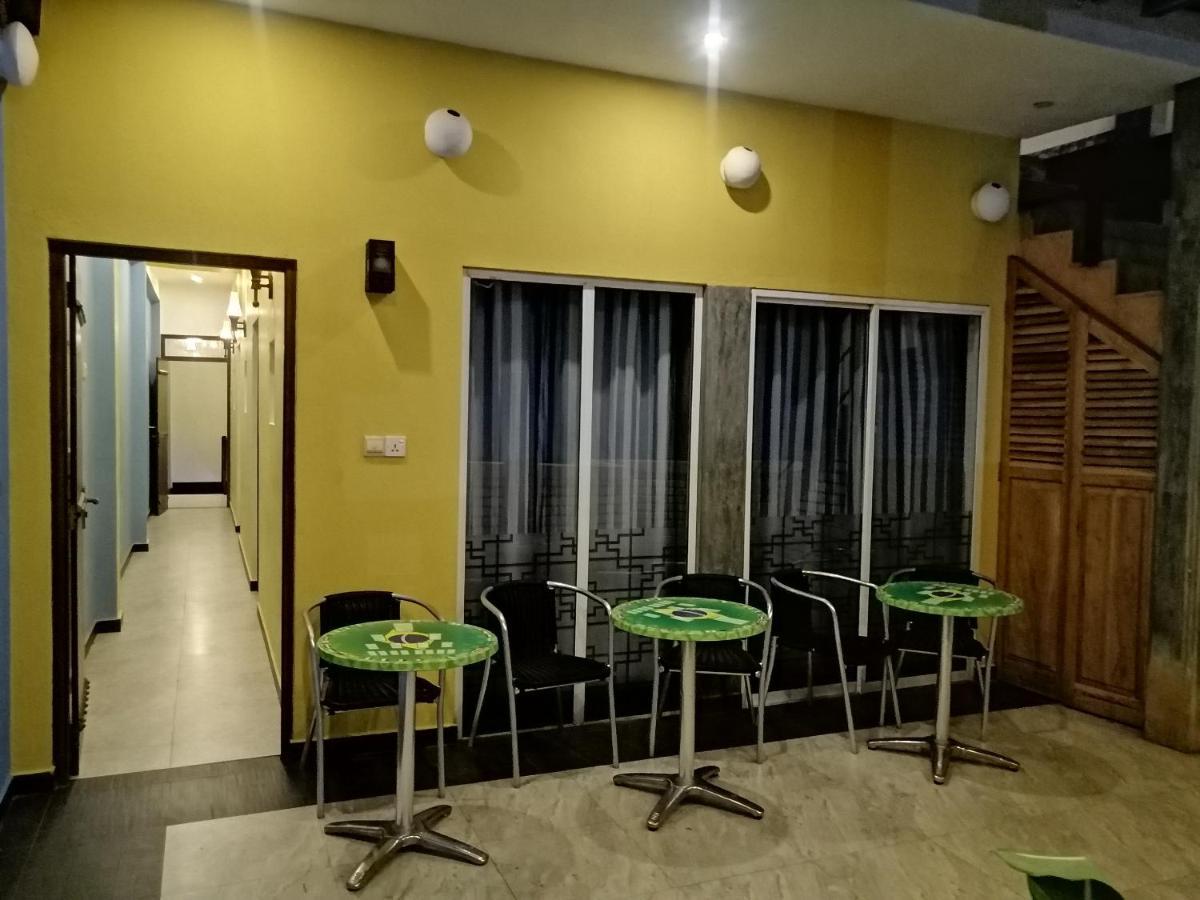 Le Petit Hotel & Restaurant Negombo Buitenkant foto